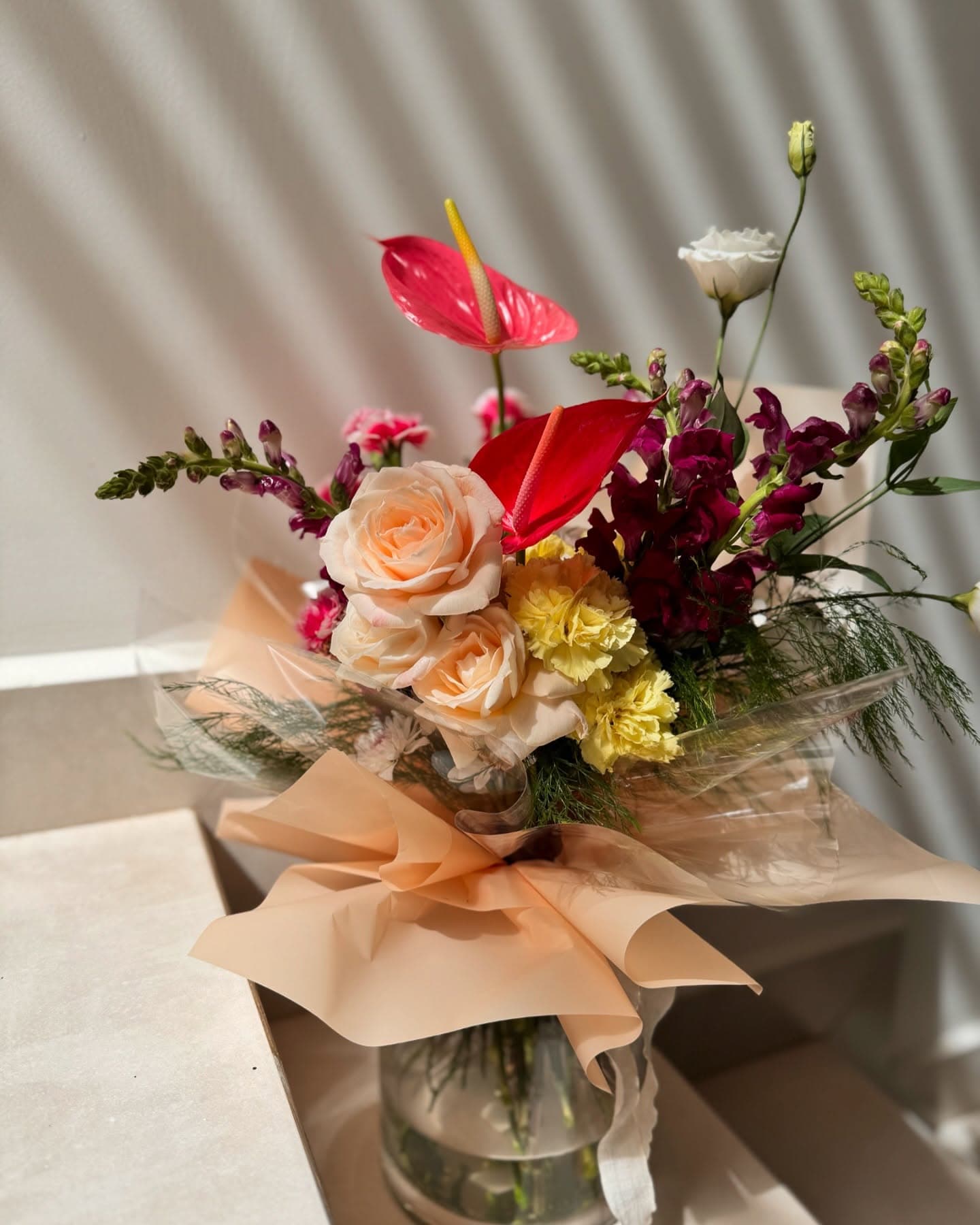 Arreglo romántico de rosas rosadas con follaje verde