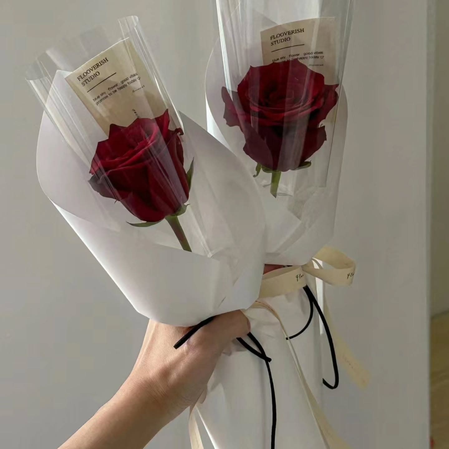 Ramo de flores mixtas envuelto en celofán transparente