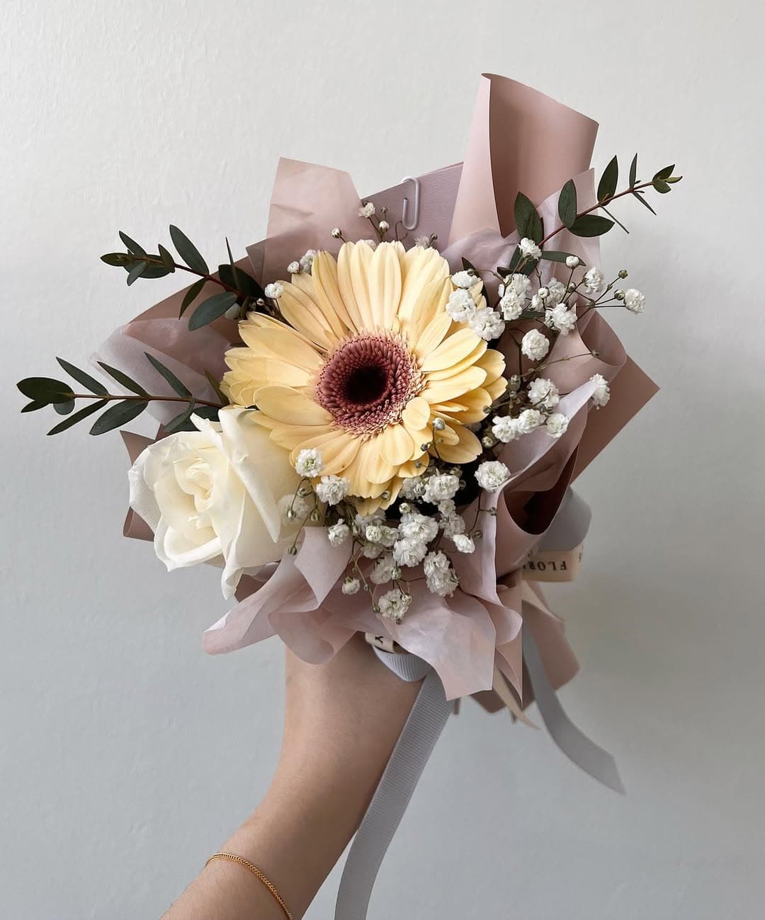 Arreglo suelto de flores blancas con pétalos dispersos